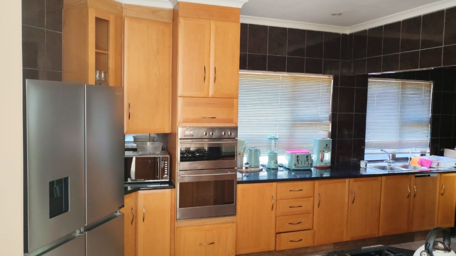 To Let 4 Bedroom Property for Rent in Caribbean Beach Club North West